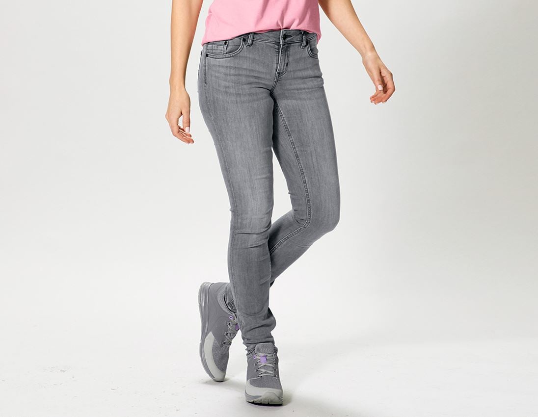 Kleding: SET: 2x 5-pocket-stretch- jeans, dames + voetbal + graphitewashed