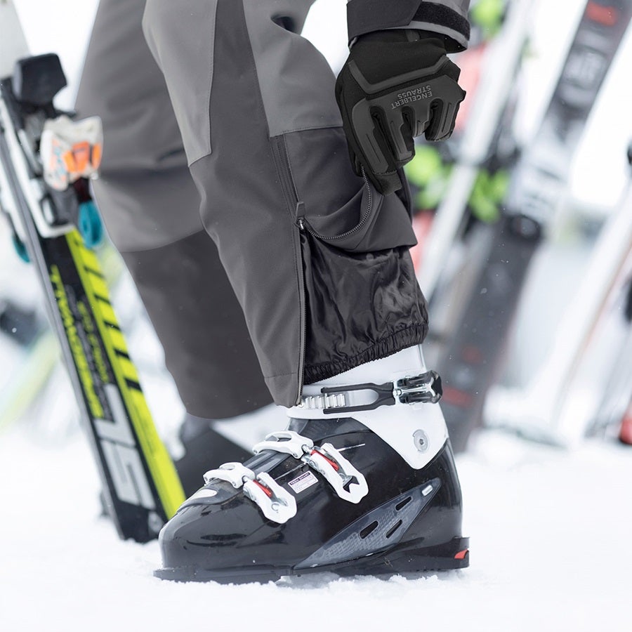 Heer draagt de functionele broek e.s.trail snow in carbongrijs/basaltgrijs met skischoen
